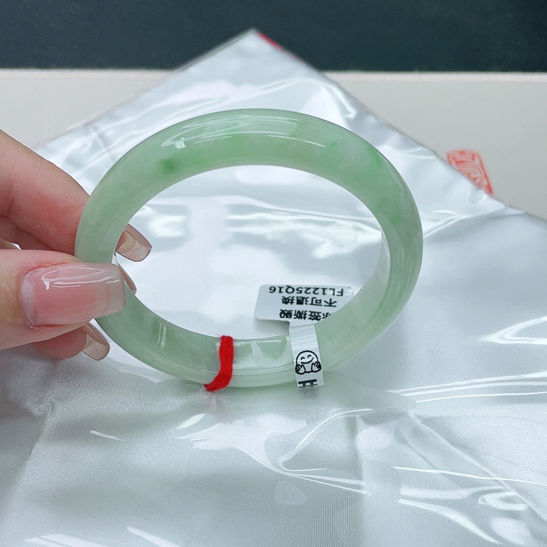 翡翠手镯未镶嵌正57