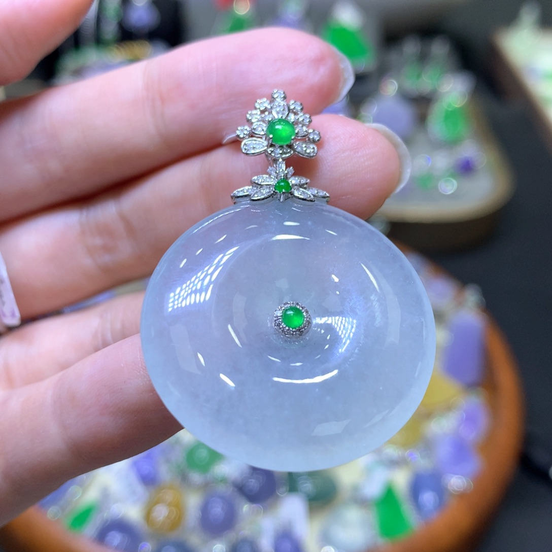 【闪购商品】翡翠颈饰18K金镶嵌翡翠吊坠项链