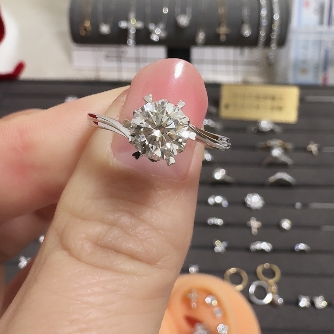 蚕***宝银S925镶嵌实验室培育钻石扭臂六爪戒指