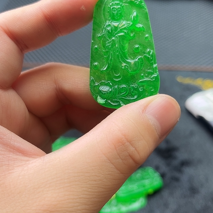 翡翠颈饰未镶嵌啊啊