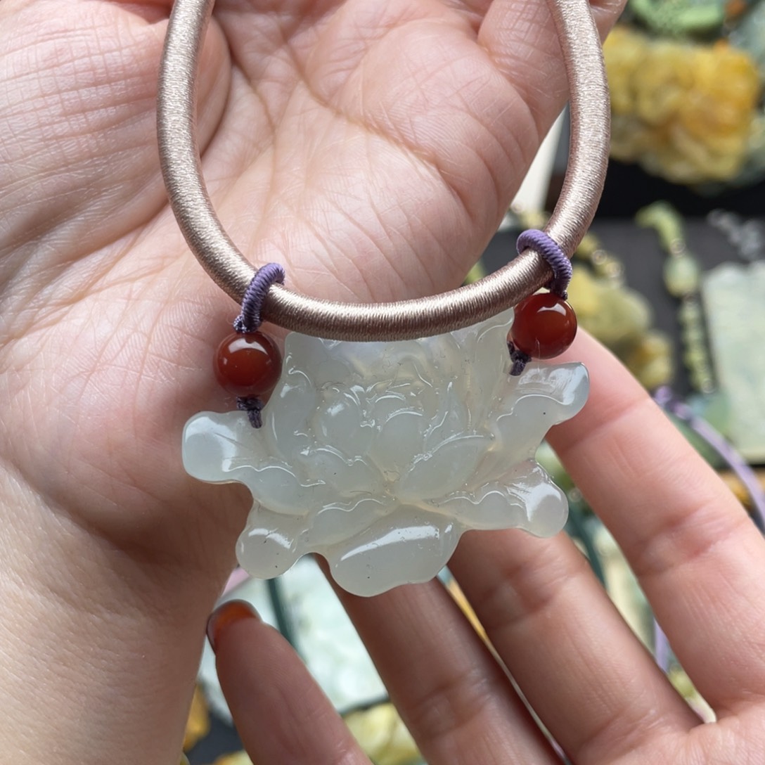 蛇纹石玉颈饰未镶嵌