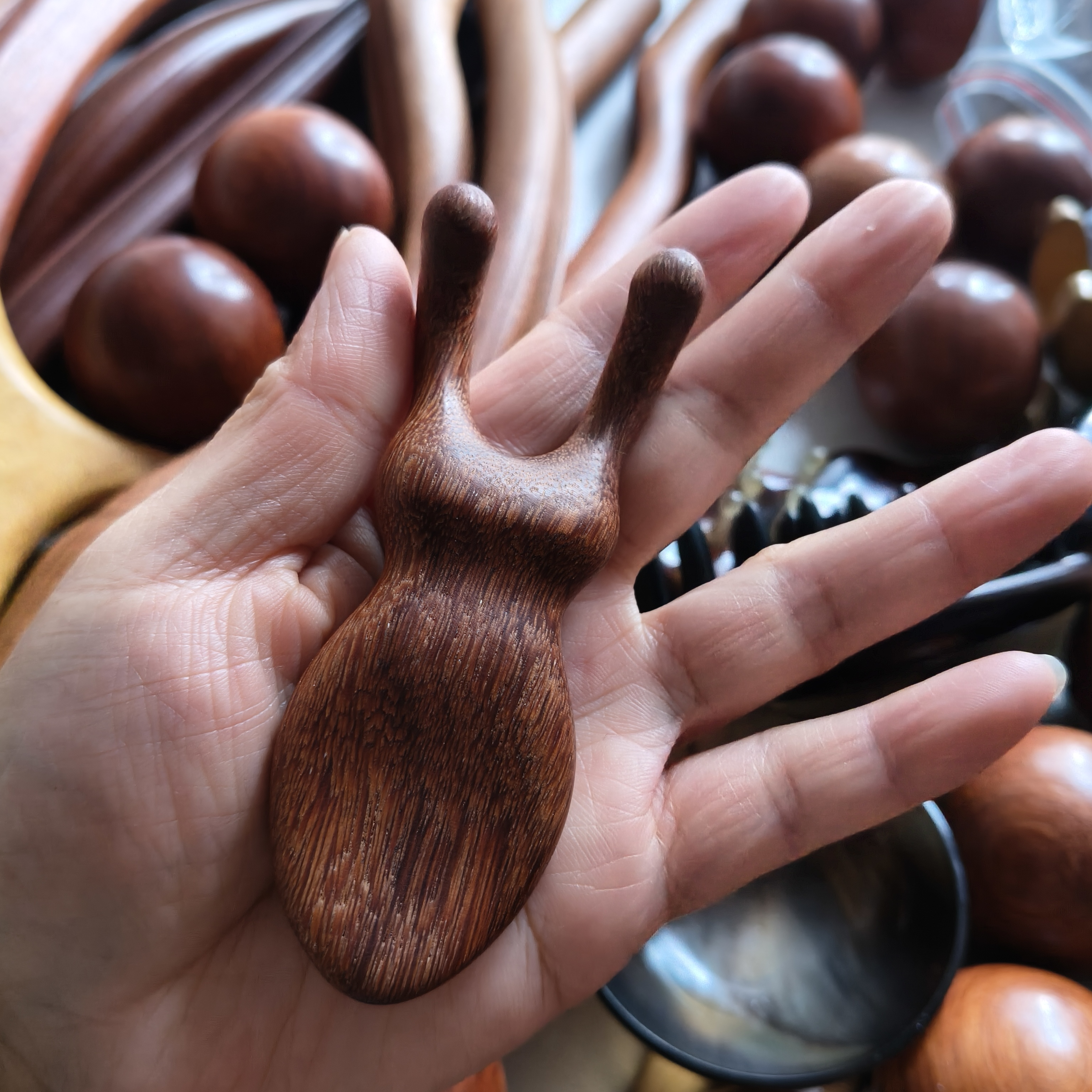 檀木小青蛙按摩器面部头部眼部经络美鼻点穴护理神器家用