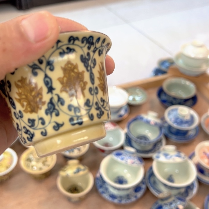 瓷片釉里金缠枝莲马蹄盖碗