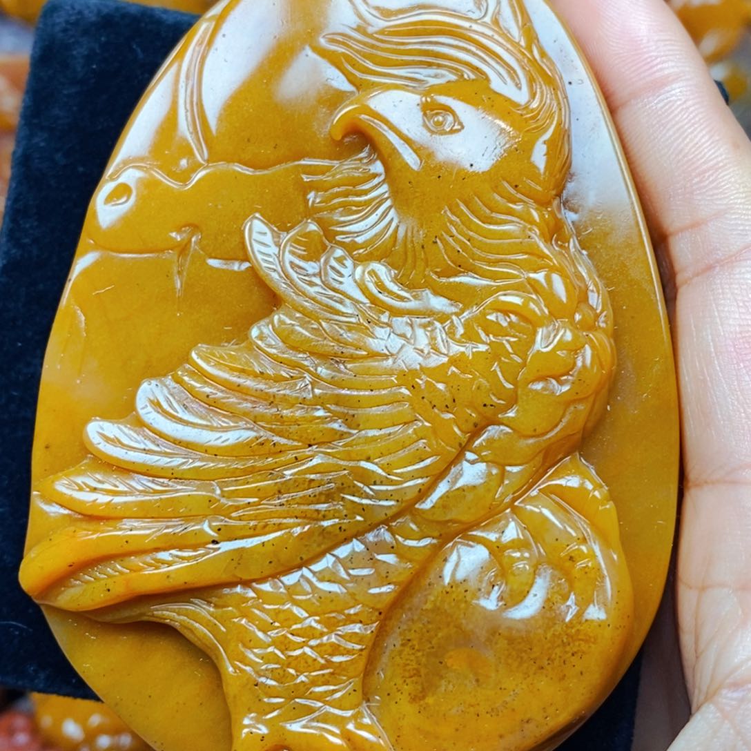 未镶嵌石英质玉（黄龙玉）颈饰