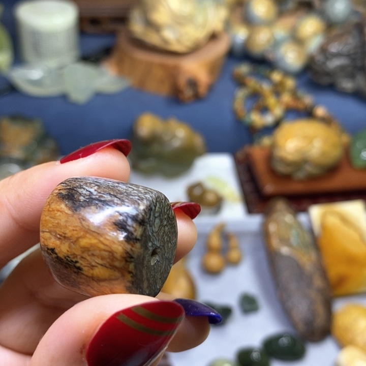 岫岩河磨玉（透闪石质玉）微瑕不退换介意勿拍未镶嵌