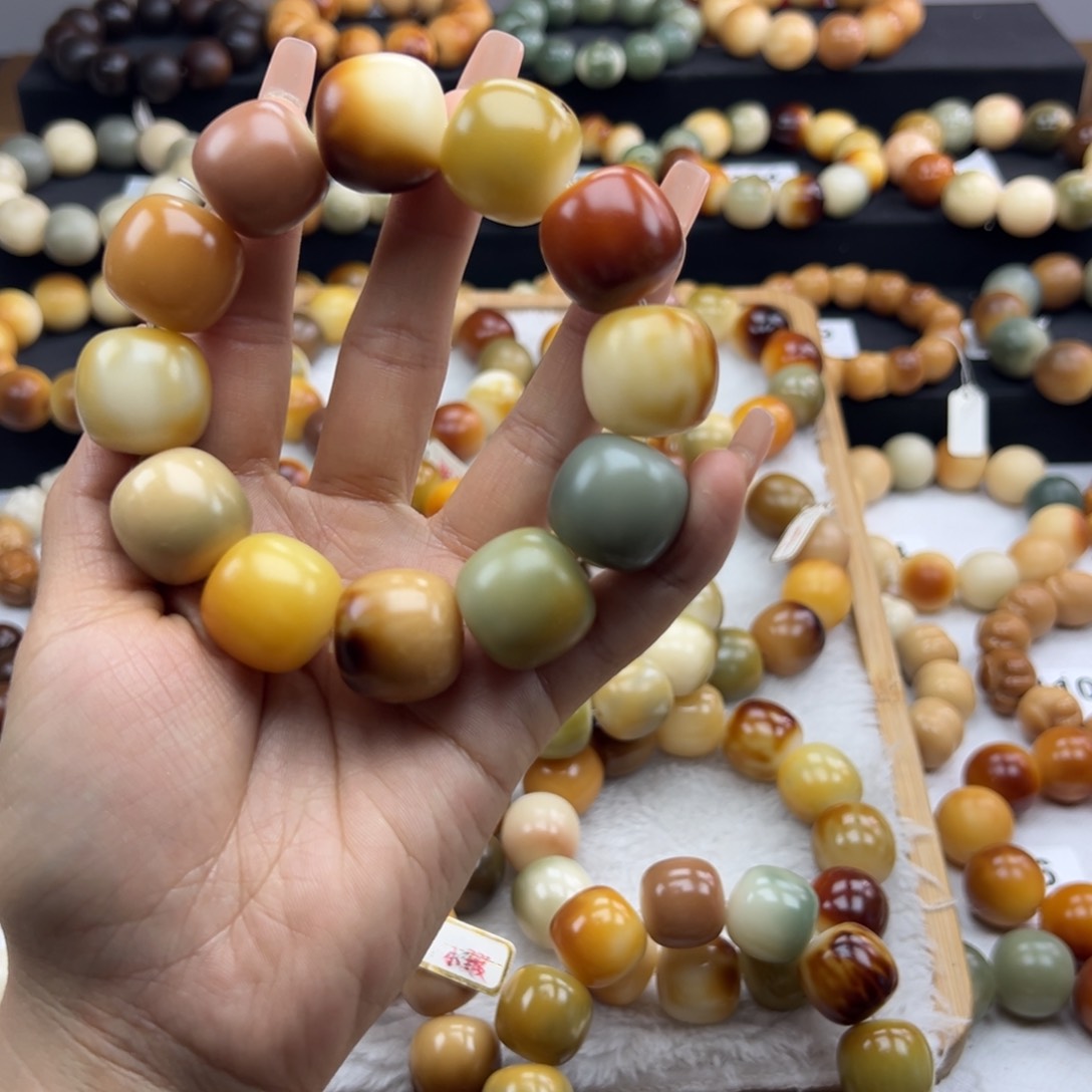 白玉菩提吊坠瑕疵1