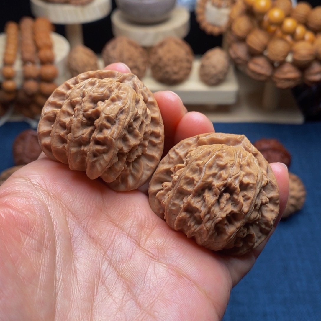 吊坠桃核三角白狮子头42