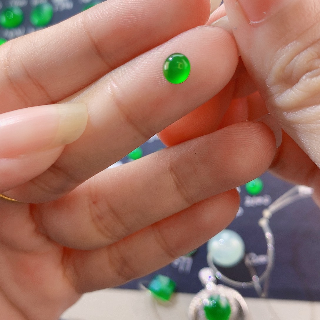 翡翠未镶嵌颈饰小绿蛋