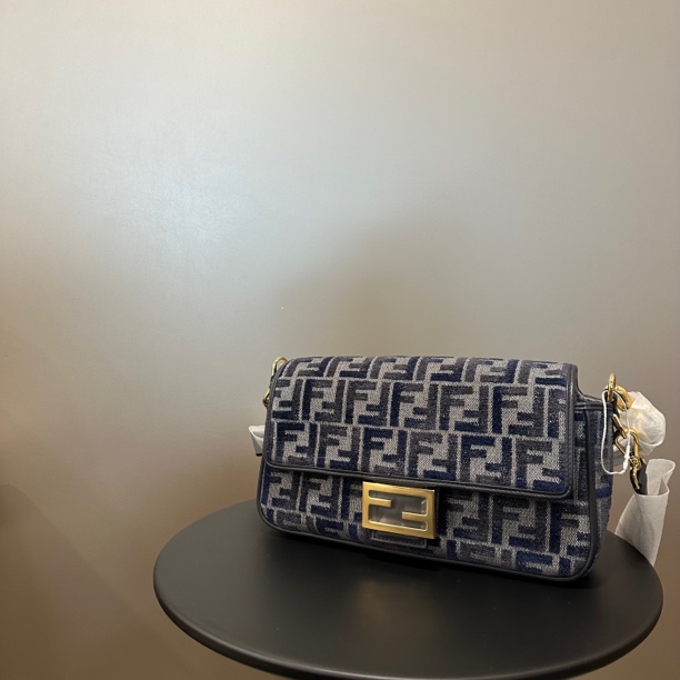 未使用 FENDI/芬迪 芬迪/24年蓝丝绒法棍包/送中检3247