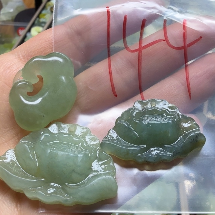 透闪石-蛇纹石玉吊坠未镶嵌