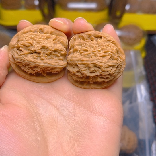 文玩核桃吊坠白狮子