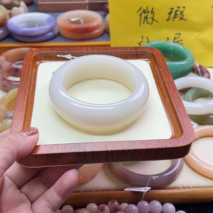 未镶嵌手镯石英质玉辣*