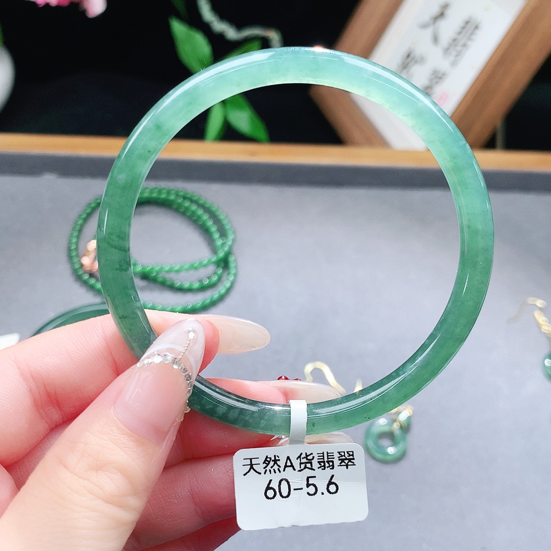 翡翠手镯（圆镯）未镶嵌