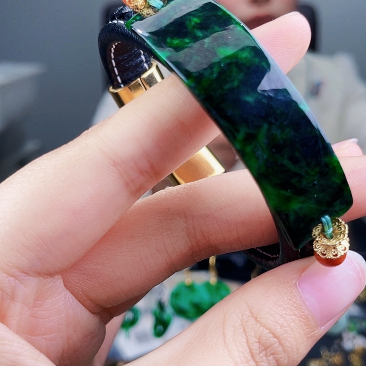 翡翠手镯未镶嵌饰品