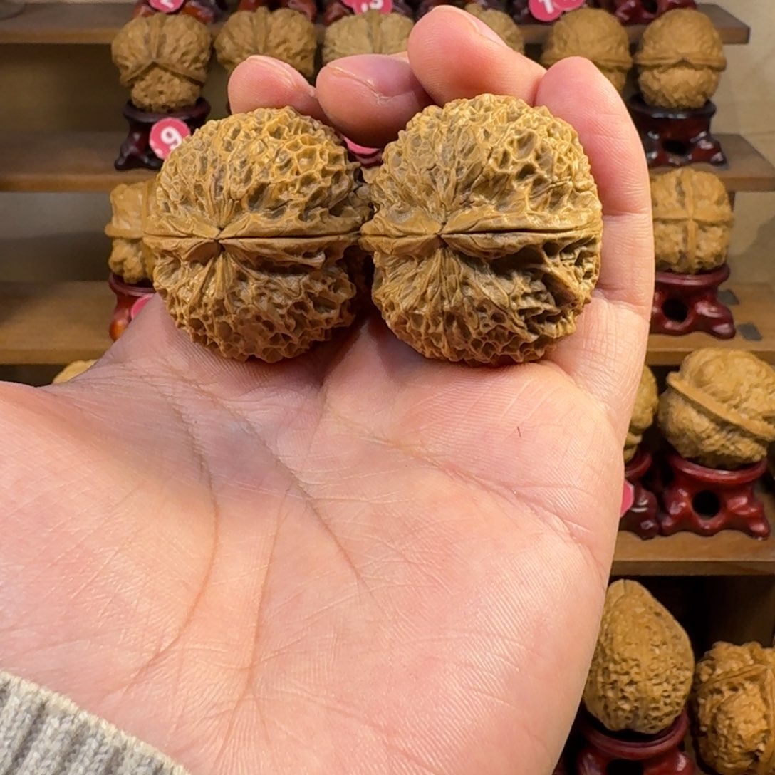 勇***鑫铁核桃把件臻龙铁绣球