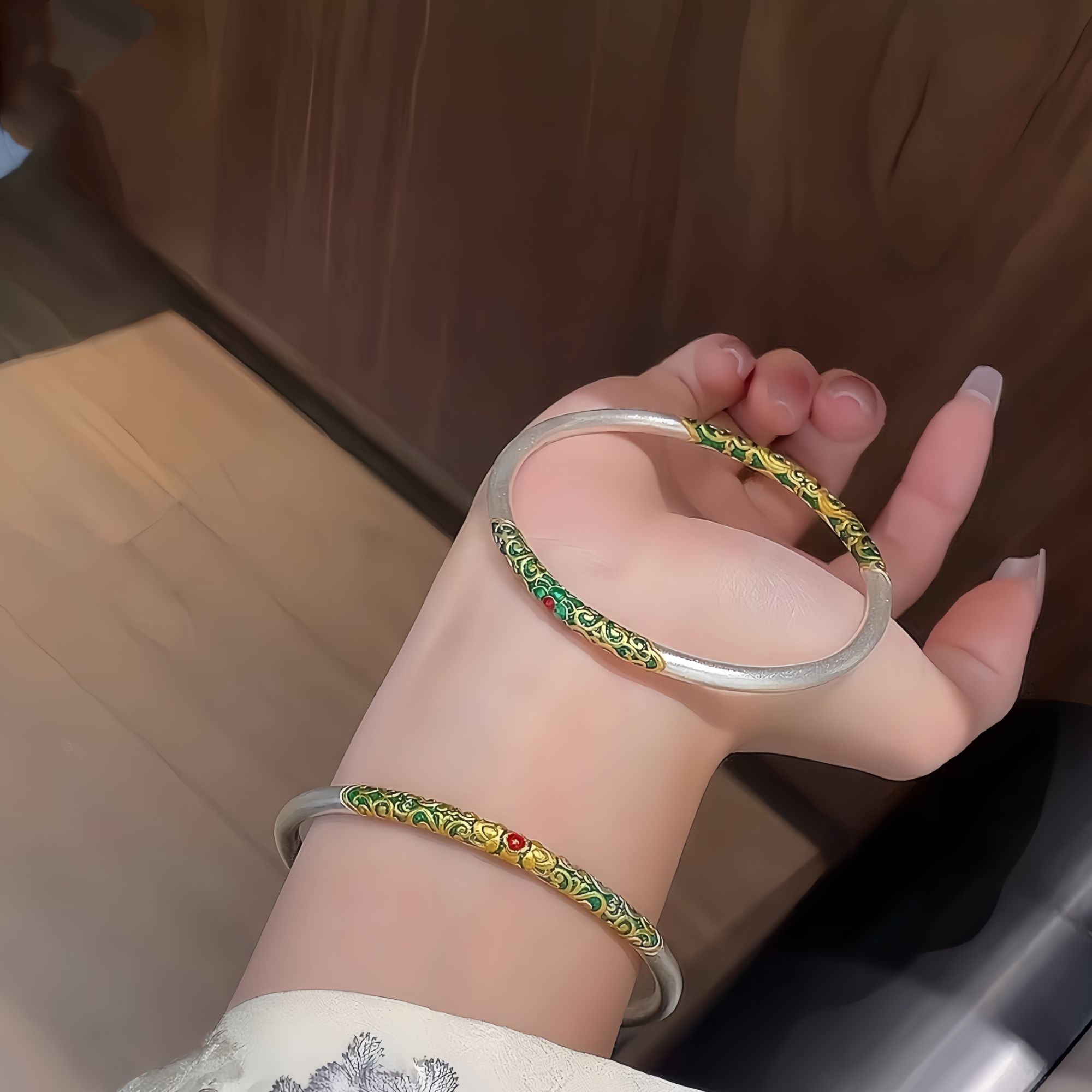 999.9银珐琅彩卷草纹闭口