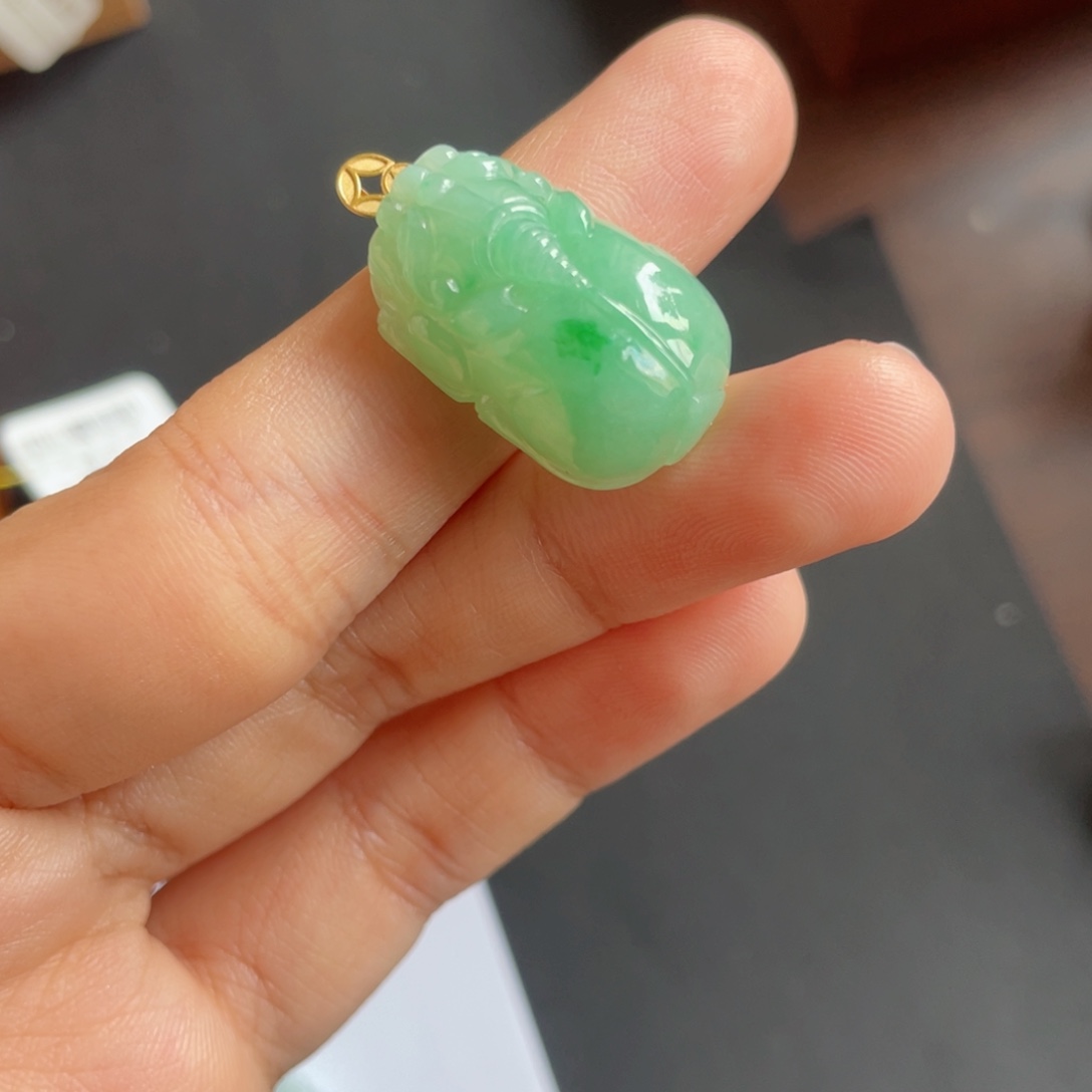 颈饰18K金镶嵌翡翠貔貅