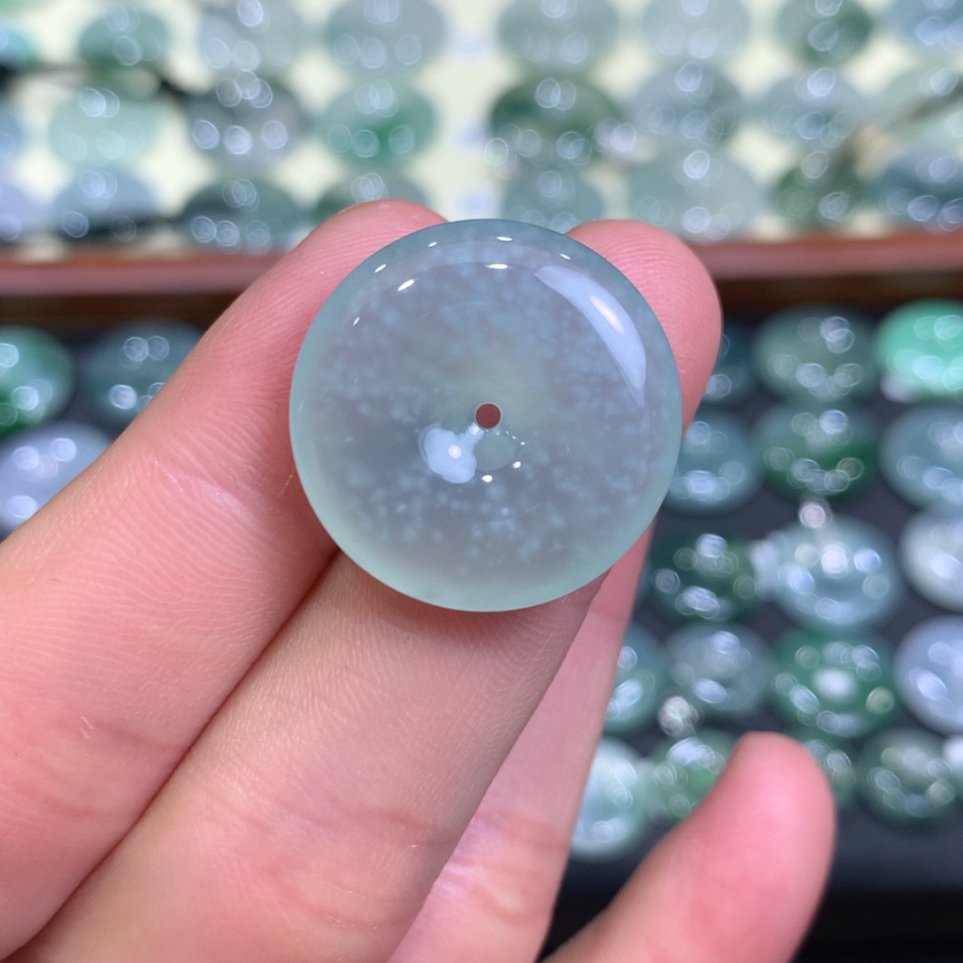 翡翠颈饰未镶嵌平安扣