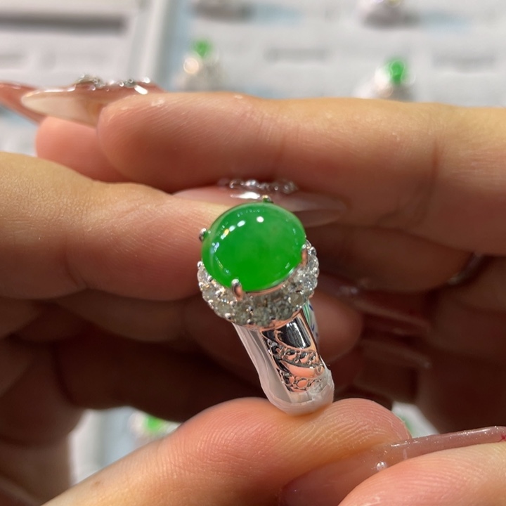 翡翠颈饰未镶嵌绿蛋