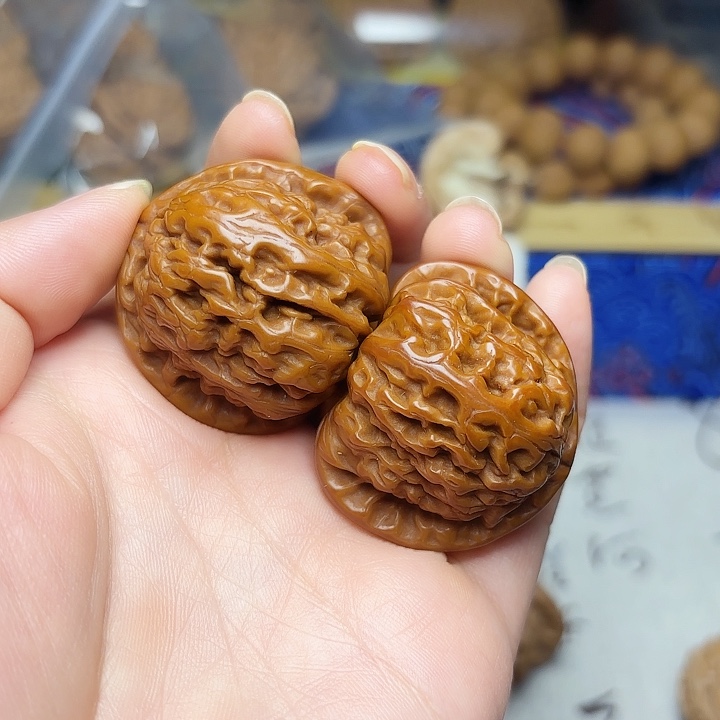 文玩核桃吊坠白狮子