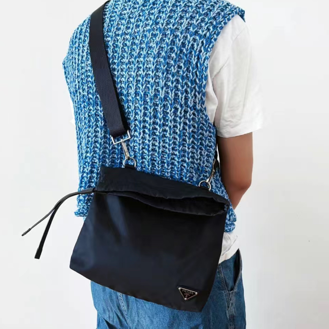 95新 Prada/普拉达 经典黑色尼龙三角标斜挎包 77889999