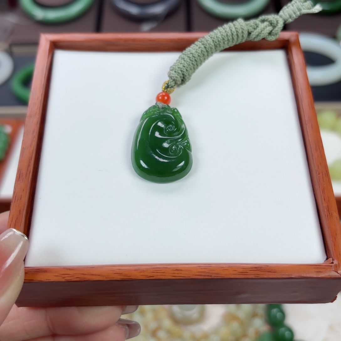 和田玉吊坠有瑕未镶嵌?****?