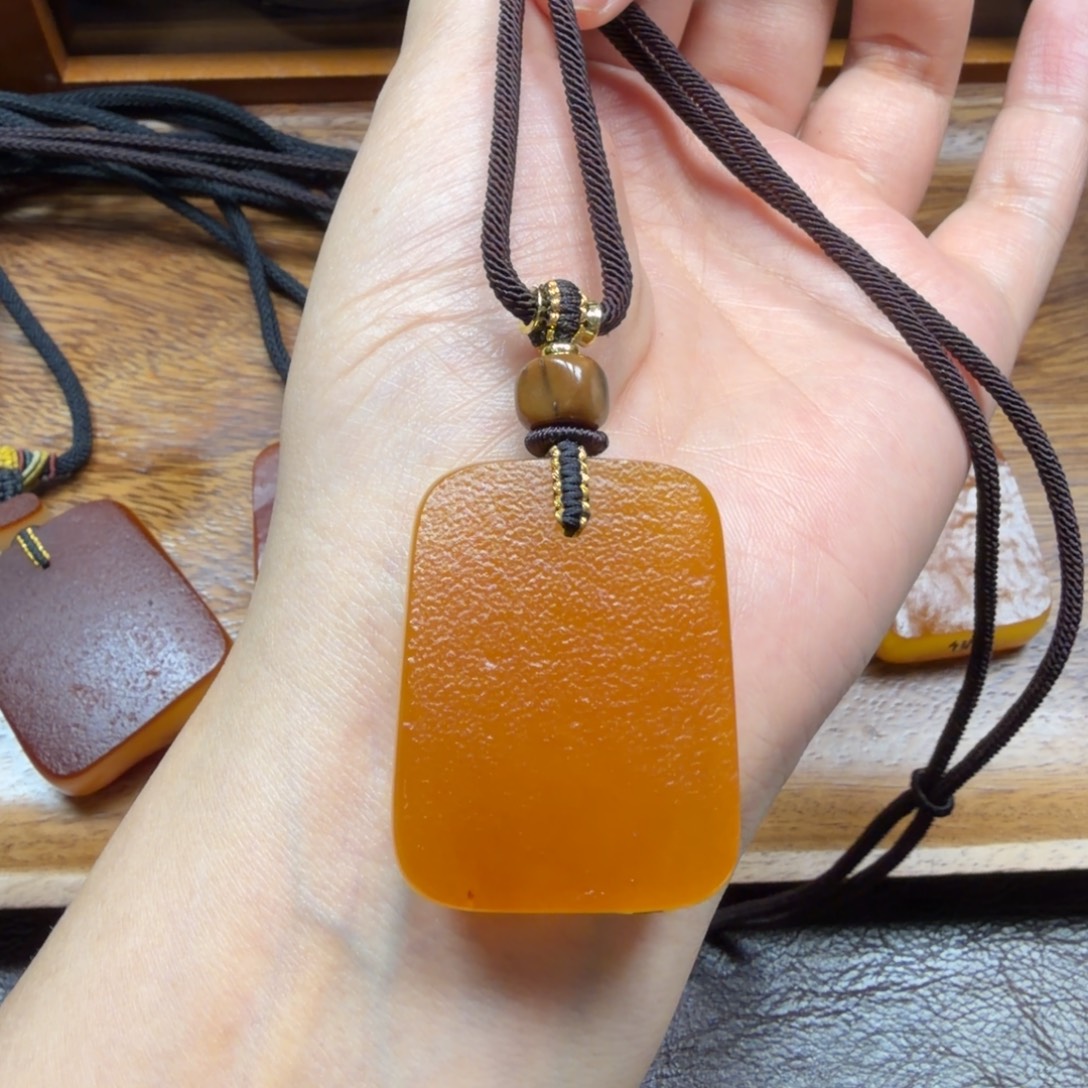 琥珀未镶嵌吊坠(赠链)