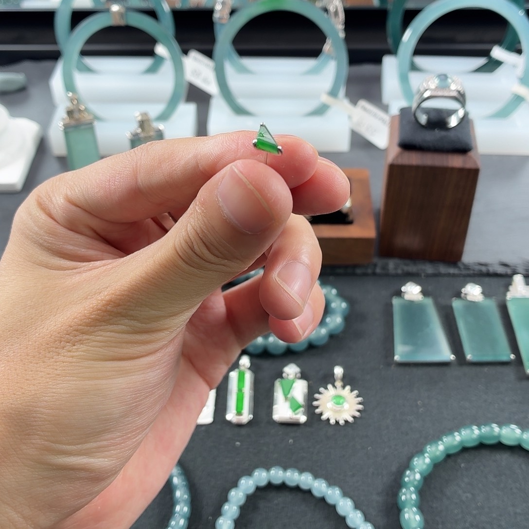 翡翠未镶嵌手镯耳钉