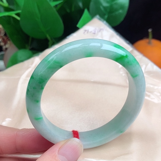 翡翠手镯未镶嵌   正圈53+ 白底青