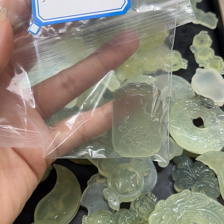 项***蛇纹石玉合金颈饰