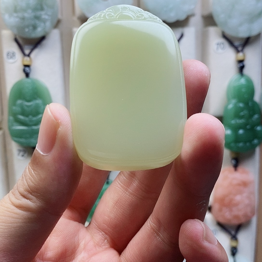 颈饰未镶嵌石英质玉