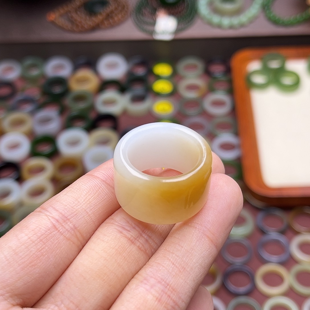 和田玉戒指未镶嵌18.5 一口金糖 