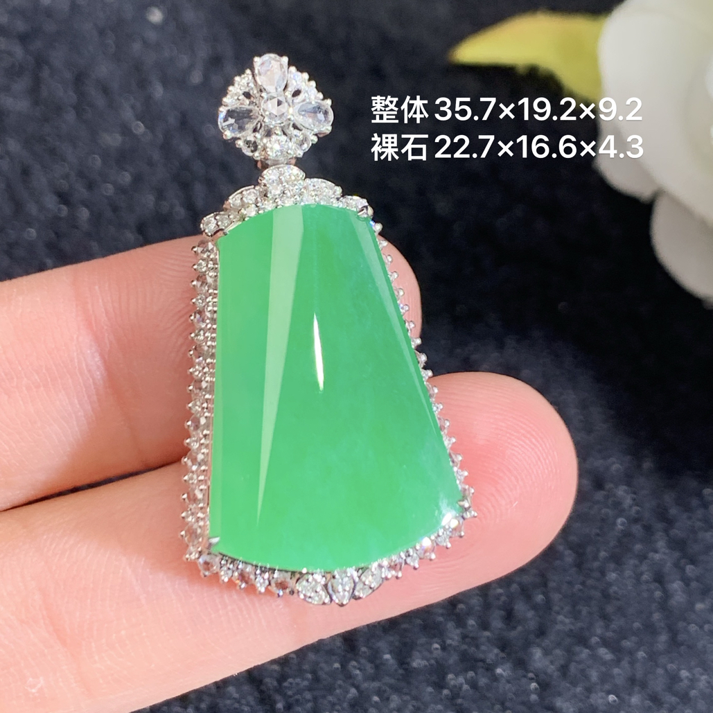 18K金镶嵌天然缅甸翡翠阳绿无事牌35.7-19.2-9.2/22.7-16.6-4.3