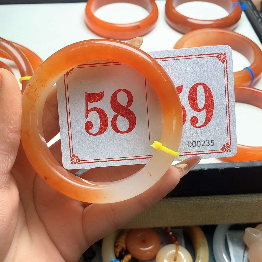 未镶嵌石英质玉（黄龙玉）手镯