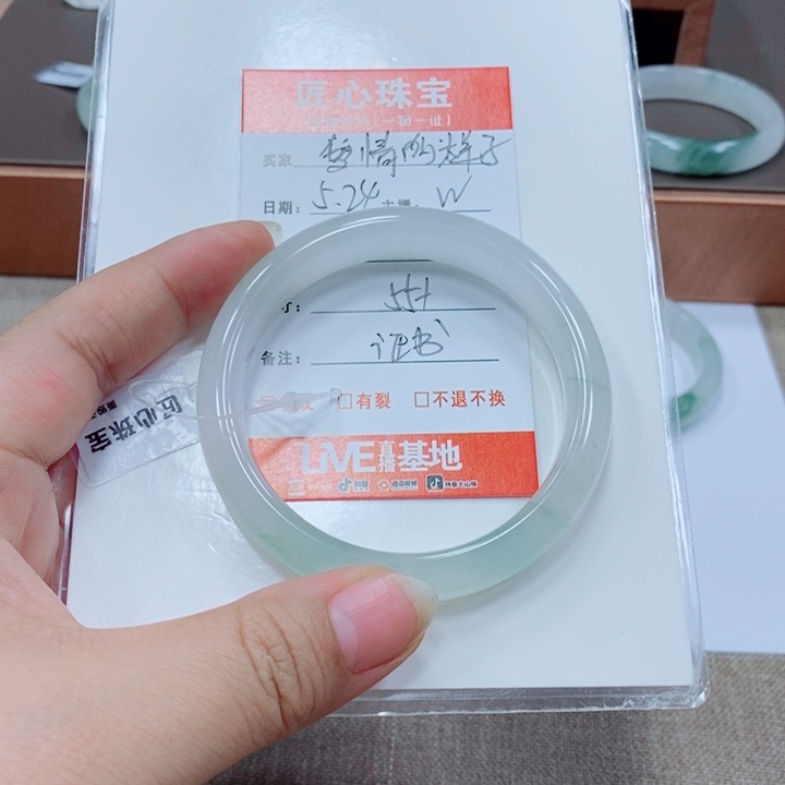 石英质玉手镯未镶嵌爱****子