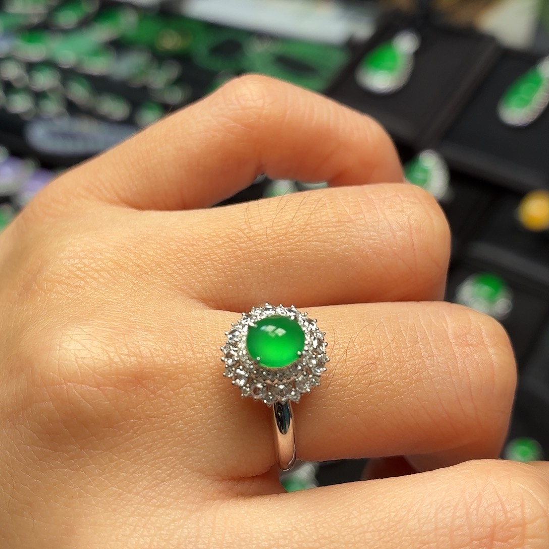 翡翠18K金镶嵌戒指004冰绿强光蛋面戒指