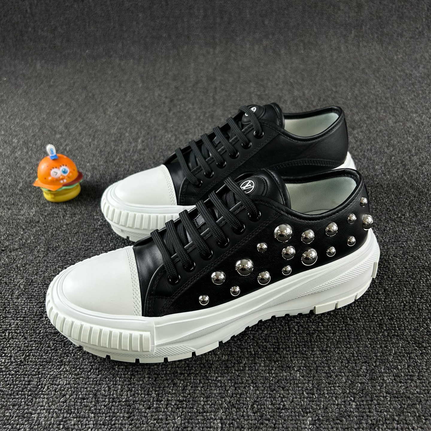 95新 LouisVuitton/路易威登 黑色squad铆钉板鞋38码 HB5037 
