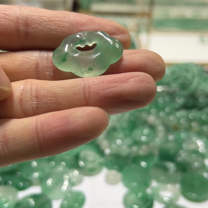 石英质玉颈饰合金