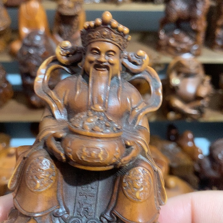 黄杨木坐着的财神