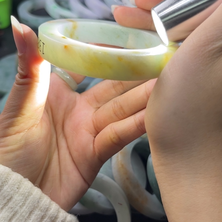 定制翡翠未镶嵌手镯