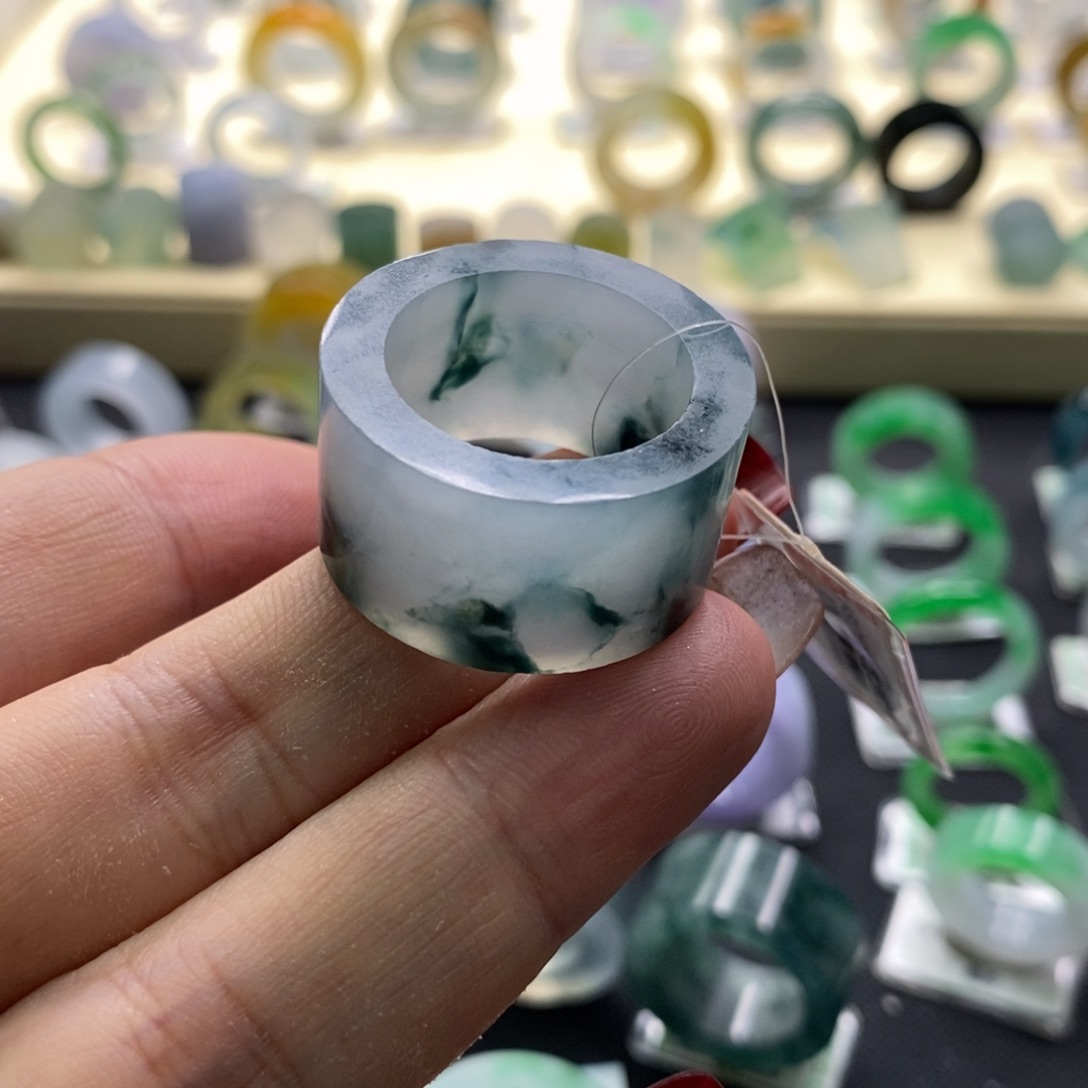定制翡翠未镶嵌一**玺翡翠戒指有纹裂
