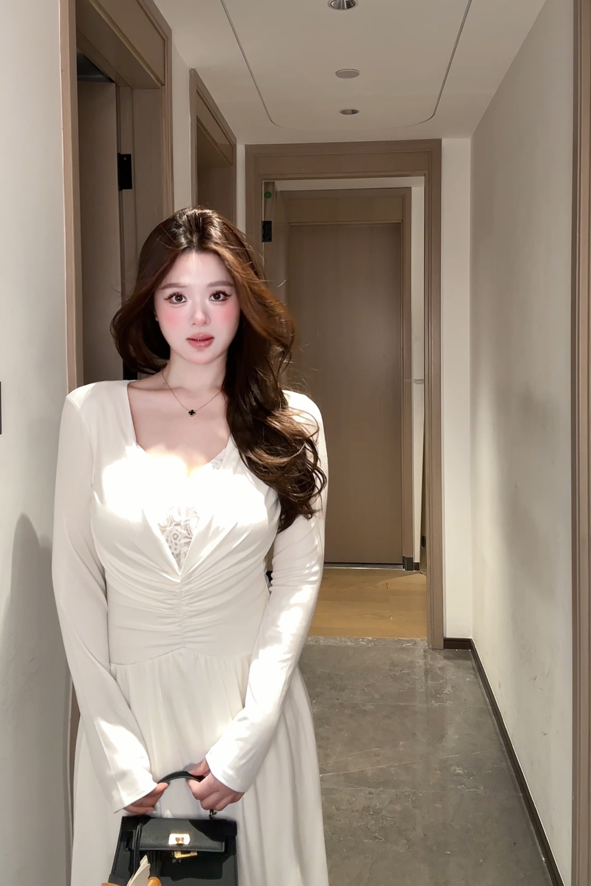 微胖mm法式蕾丝拼接V领白色长袖连衣裙女2025早秋新款性感包臀裙