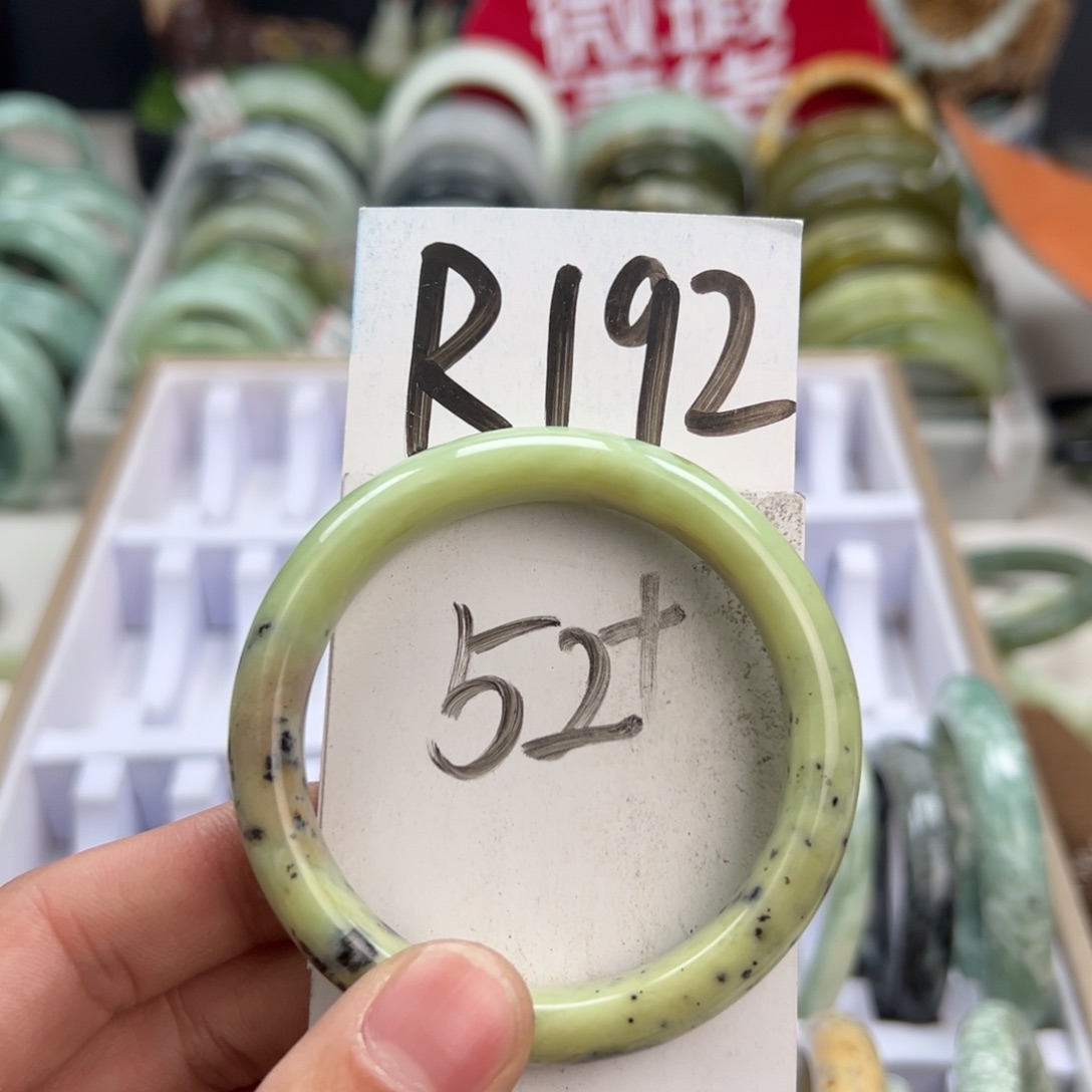 岫玉手镯未镶嵌天然岫玉微瑕，可以正常佩戴