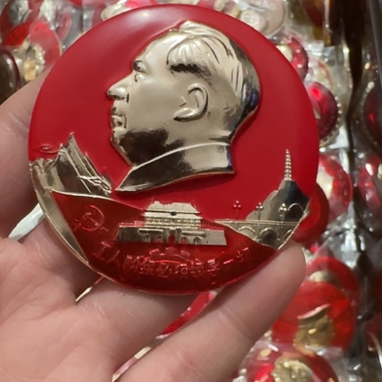 毛***先其他普通金属圆形红色人物像章