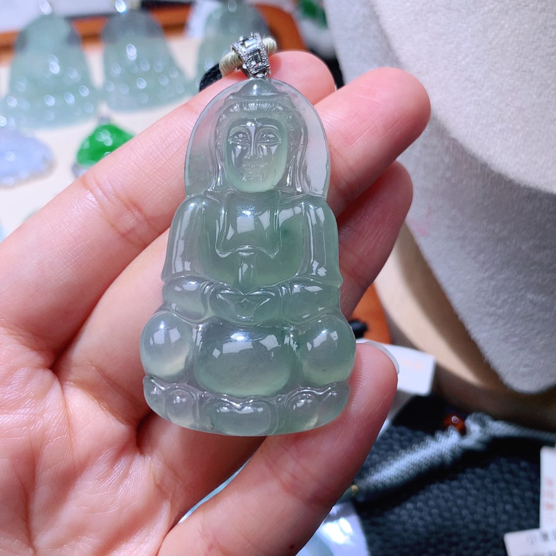 颈饰18K金镶嵌翡翠观音