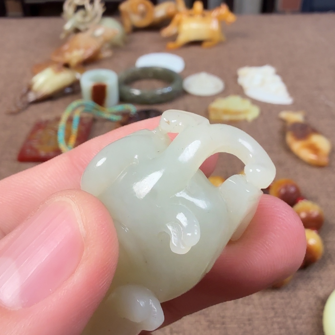 随***缘和田玉（糖玉）未镶嵌珠宝奇石