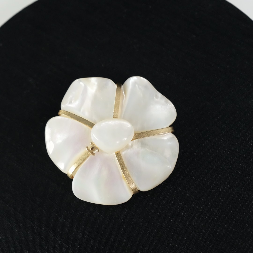 Chanel 白贝母花朵胸针