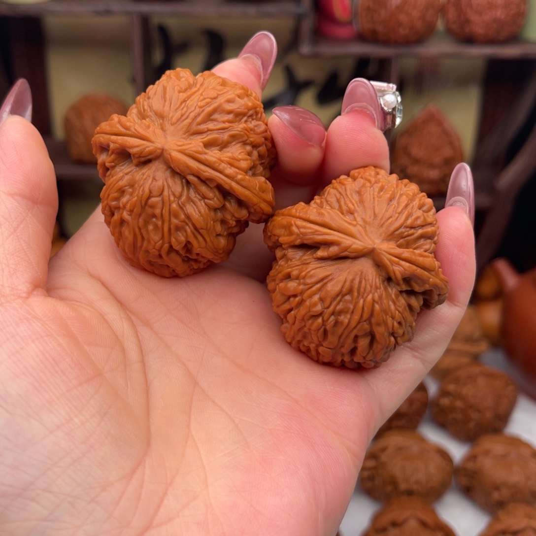 桃核把件G*G文玩核桃，拱桥底大眼睛闷尖白狮子