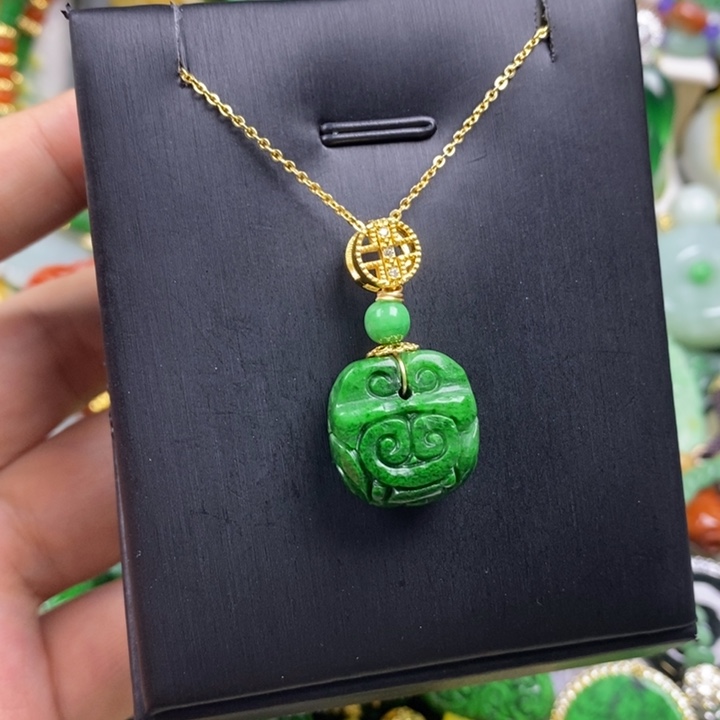 翡翠未镶嵌吊坠(赠链)