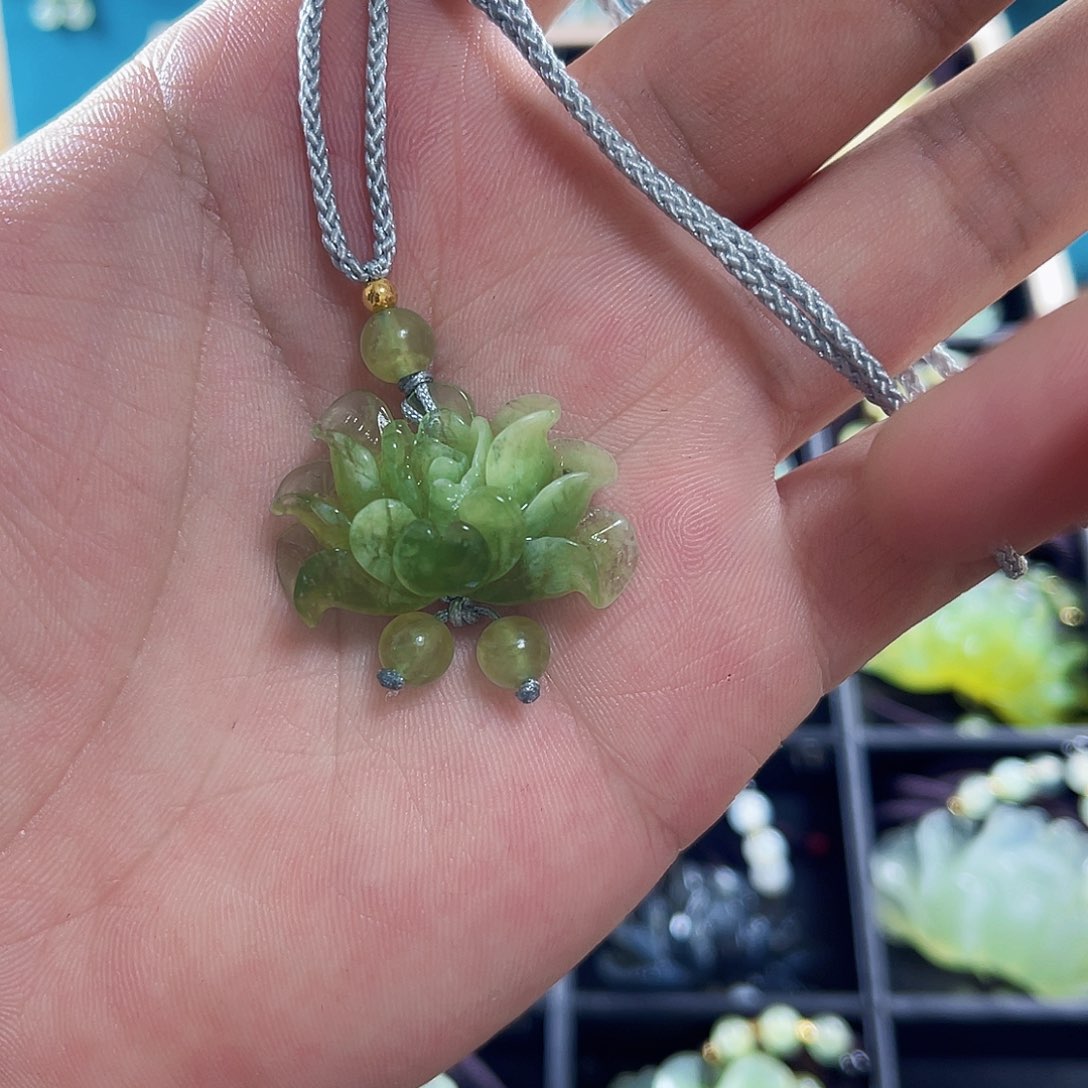 蛇纹石玉颈饰未镶嵌